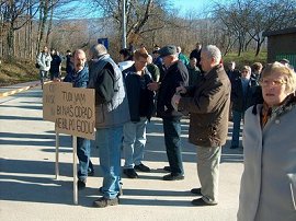 razprava med protestnikiProtestni shod - zapora odlagališča odpadkov - 13.12.2004